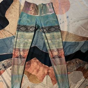 Desert print teeki leggings size small nwot